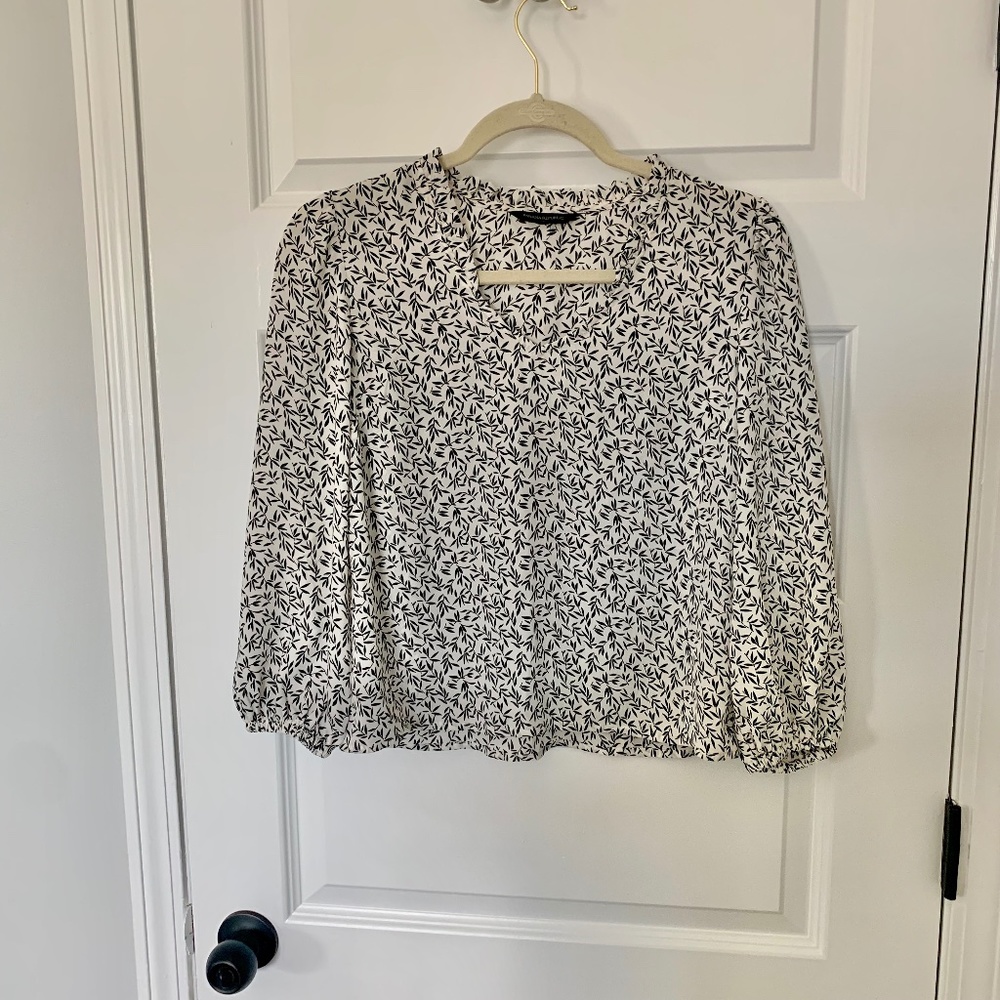 Banana Republic Ivory Color Top with Black Leaf Like Design Size XS P